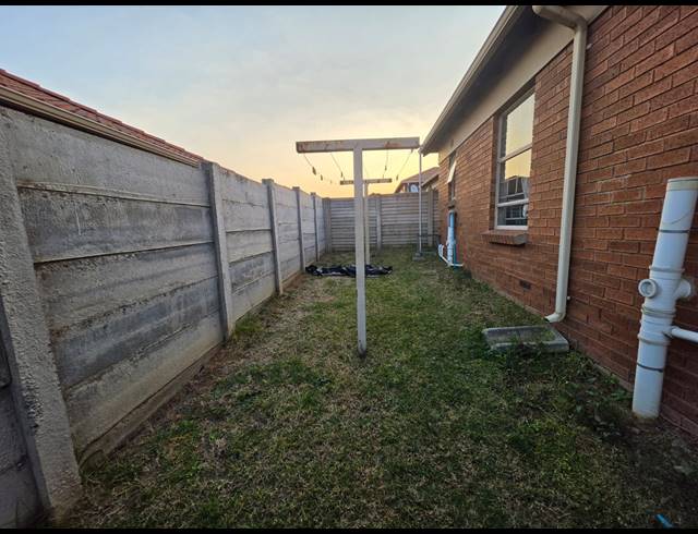 3 BEDROOM FREESTANDING FOR SALE IN THATCH HILL ESTATE